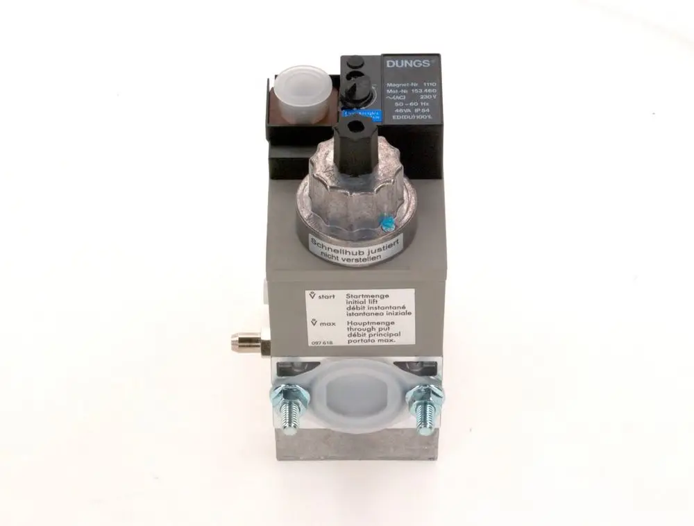 Gasarmatur von Bosch mit verschiedenen Anschlüssen und Einstellmöglichkeiten, Ansicht von oben. Auf dem Gehäuse sind technische Informationen und Einstellknöpfe sichtbar.